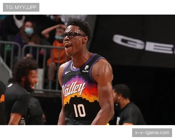 约什·史密斯通过无球跑动提升防守转换效率显著拉开对阵内线球员差距