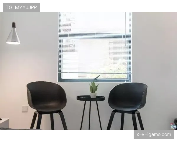 古力又晒新家照，窗边那把椅子随手一坐都像颁奖台，我这月薪直接被羞到了